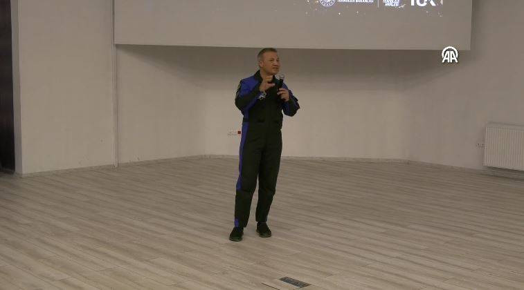 Türkiye'nin ilk astronotu Gezeravcı Eskişehir'de öğrencilerle buluştu - Resim: 12